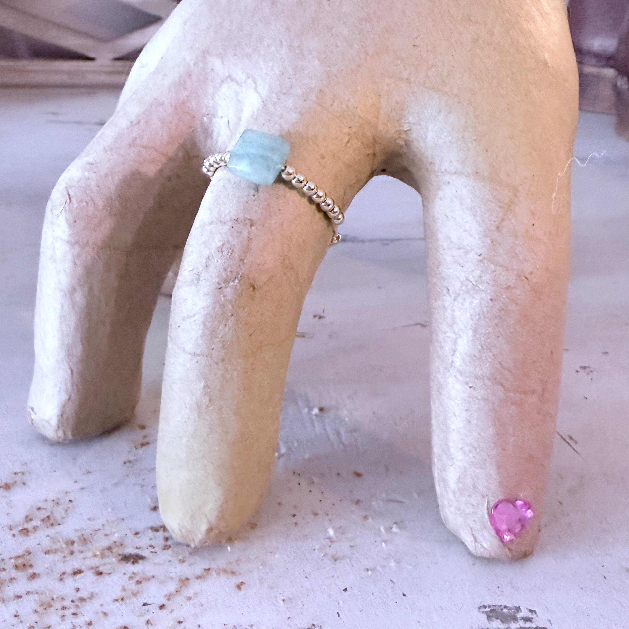 Bague élastique Aventurine verte naturelle et perles métalliques dorées