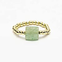 Bague élastique pierre aventurine verte 2 cm et perles métalliques dorées. Boutique La Porte des Secrets