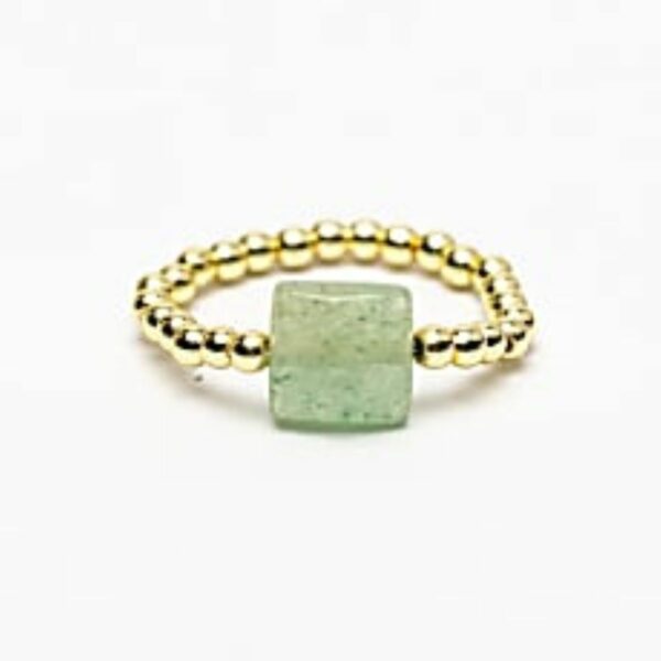 Bague élastique pierre aventurine verte 2 cm et perles métalliques dorées. Boutique La Porte des Secrets