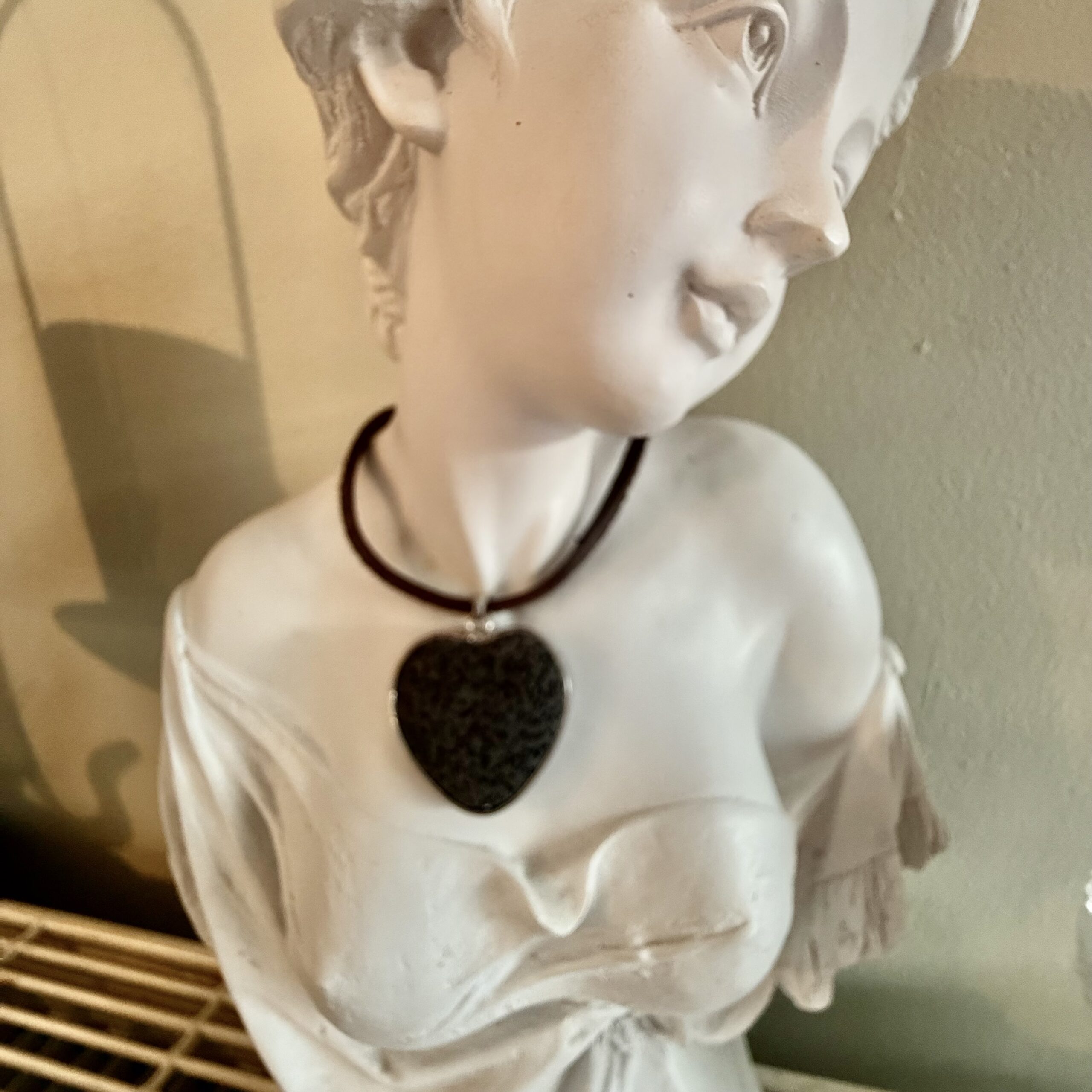 Coeur en pierre de lave noire cerclé métal 3cm