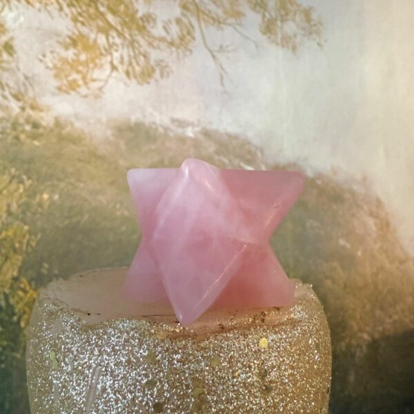 Markaba Quartz rose aspect mat. Belle grosseur taille : 4.5 cm. Boutique ésotérique et minéraux La Porte des Secrets