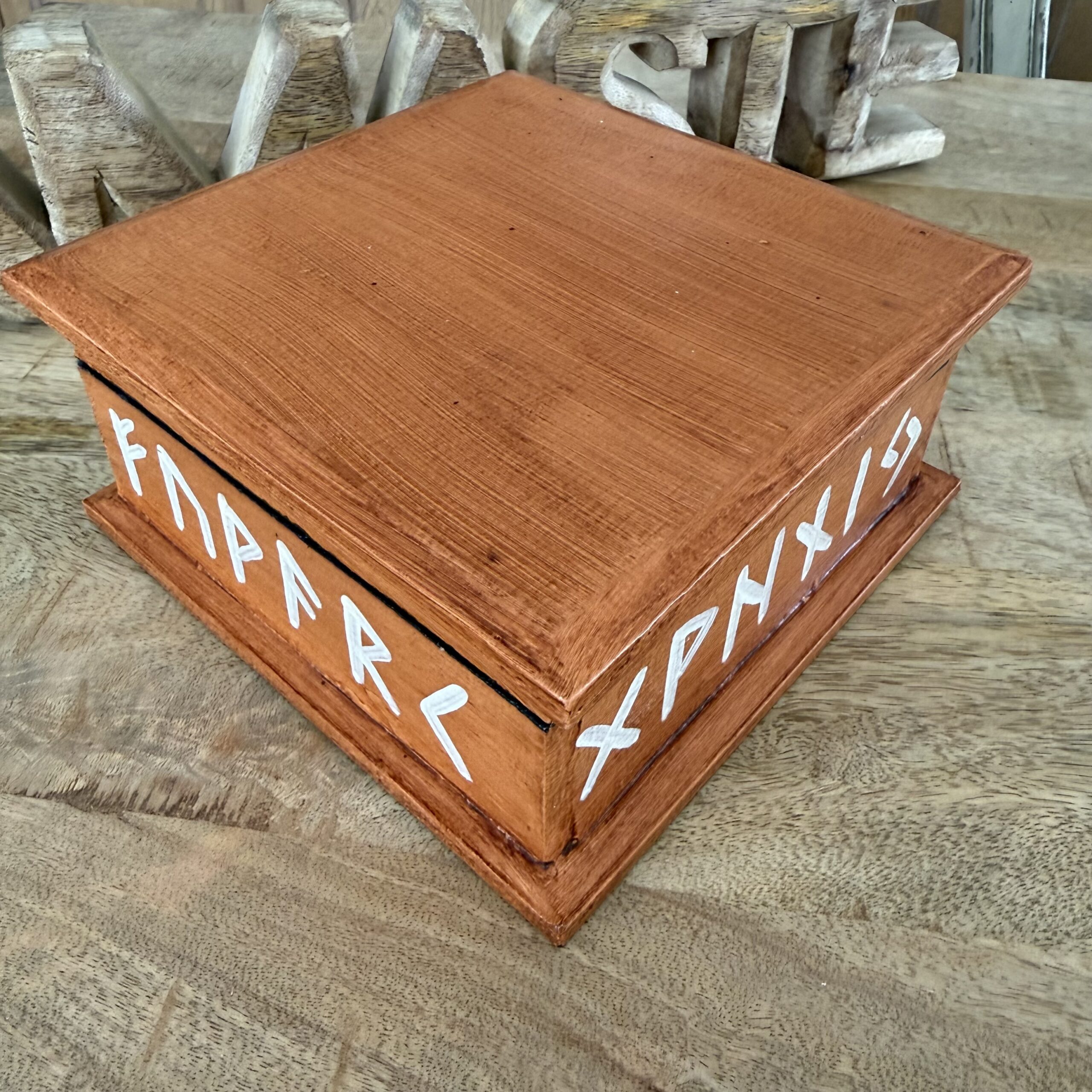 Coffret alphabet runique en bois de forme carré – 17 cm
