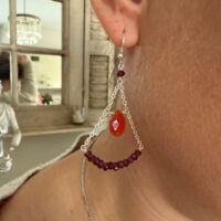 Boucle d'oreille en argent pierres précieuses Grenat et Cornaline. Très féminine. Boutique de minéraux La Porte des Secrets