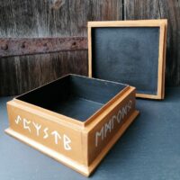 Coffret avec alphabet runique artisanal - Boite à secrets 17 cm x 17 cm. Boutique ésotérique La Porte des Secrets