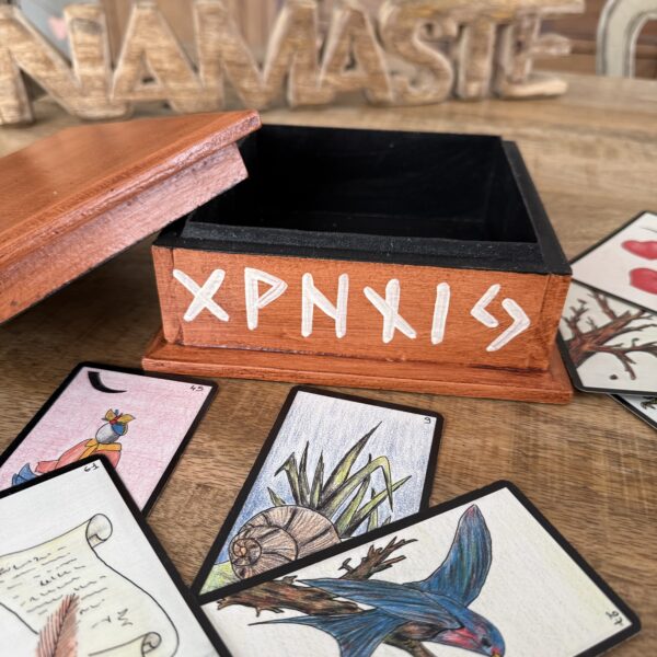 Coffret avec alphabet runique artisanal - Boite à secrets 17 cm x 17 cm. Boutique ésotérique La Porte des Secrets