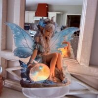 Fée médium réaliste réalisé en plexi. Photo prise avec bougie chauffe plat - Boutique ésotérique La Porte des Secrets