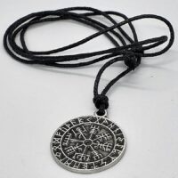 Pendentif boussole viking avec Aegishjalmur symbole de protection. Boutique La Porte des Secrets
