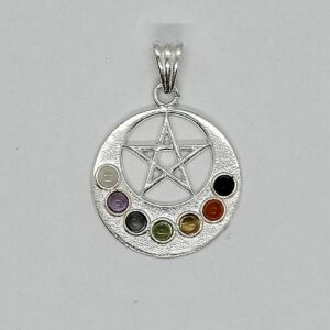 Pendentif demi-lune avec pentagramme et pierres de chakra. Boutique La Porte des Secrets