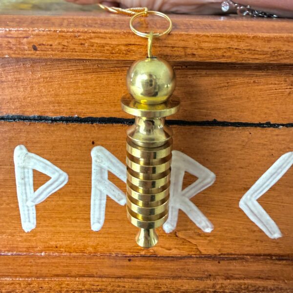 Pendule égyptien Isis plaqué or pour radiesthésie et téléradiesthésie. Dimensions 5.35 cm. Boutique ésotérique La Porte des Secrets