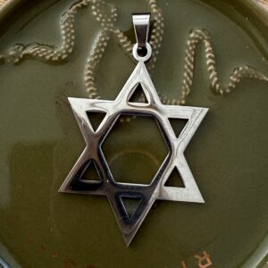 Pentacle acier chromé inoxydable 4 cm. Pendentif livré avec un cordon coton noir. Boutique ésotérique La Porte des Secrets