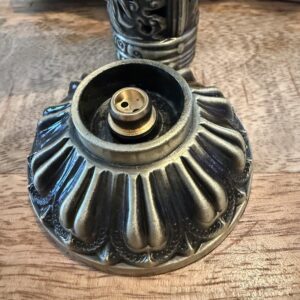 Tour porte-encens sculpté. Pour fumiger des bnâtonnets d'encens. tour bronze avec Dragon & Phénix. Boutique La Porte des Secrets