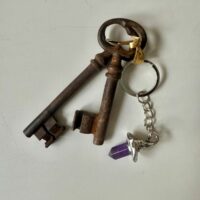 Porte-Clés Chapeau de Sorcière avec Pointe d’Améthyste – Accessoire Mystique & Porte-Bonheur. Boutique ésotérique La Porte des Secrets.