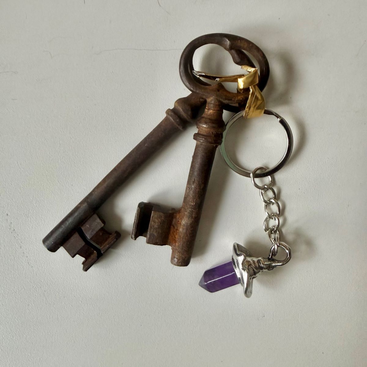 Porte-Clés Chapeau de Sorcière avec Pointe d’Améthyste – Accessoire Mystique & Porte-Bonheur