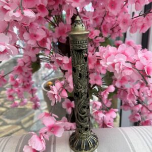 Porte-encens tour sculptée Phénix et Dragon en laiton alliage bronze, pour fumigation de cônes et bâtonnets d’encens – décoration spirituelle et feng shuiDimension hauteur : 29 cm. Boutique ésotérique La Porte des Secrets en Dordogne