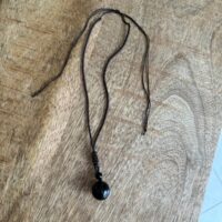 Pendentif Protection Ultime – Obsidienne Œil Céleste en sphère. Dimension de la pierre : 1.5 cm. Livré avec cordon en coton de couleur brun. Boutique de lithothérapie La Porte des Secrets