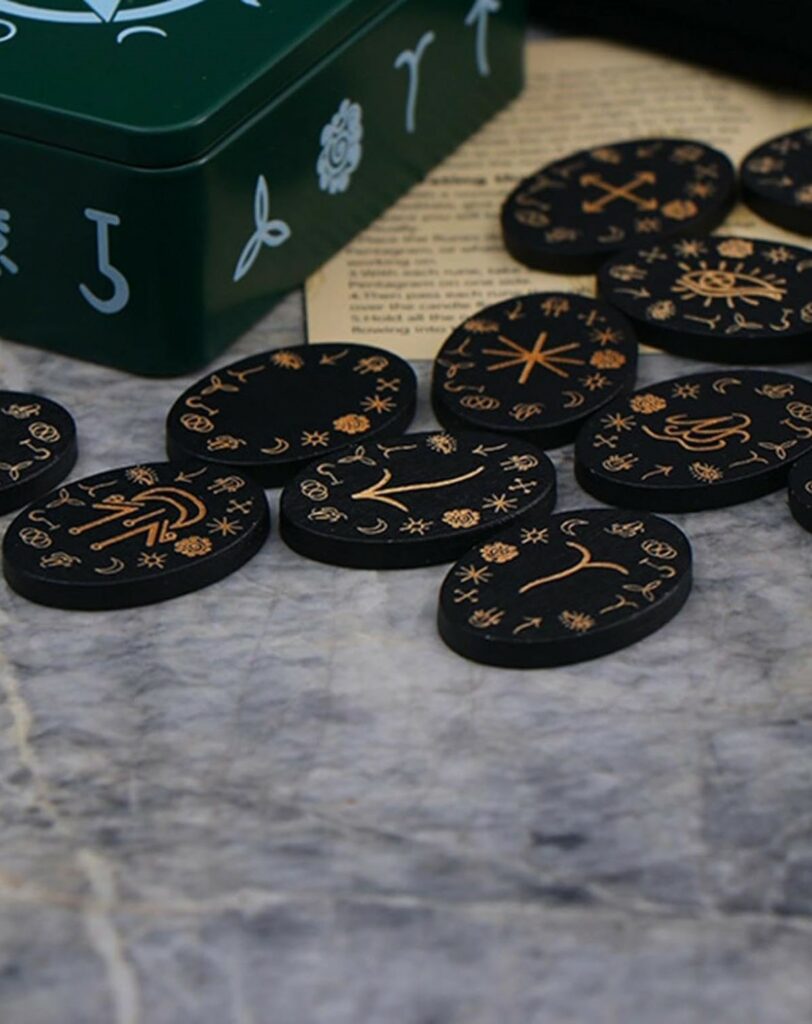 Les Runes de Sorcière : Signification, Utilisation et Pouvoirs des Symboles Magiques. Boutique La Porte des Secrets