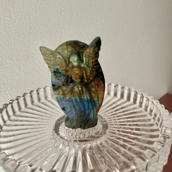 Ange sculpté en labradorite de Madagascar qualité extra aux reflets bleus intenses – pierre de protection énergétique. Boutique de lithothérapie et minéraux du monde La Porte des Secrets