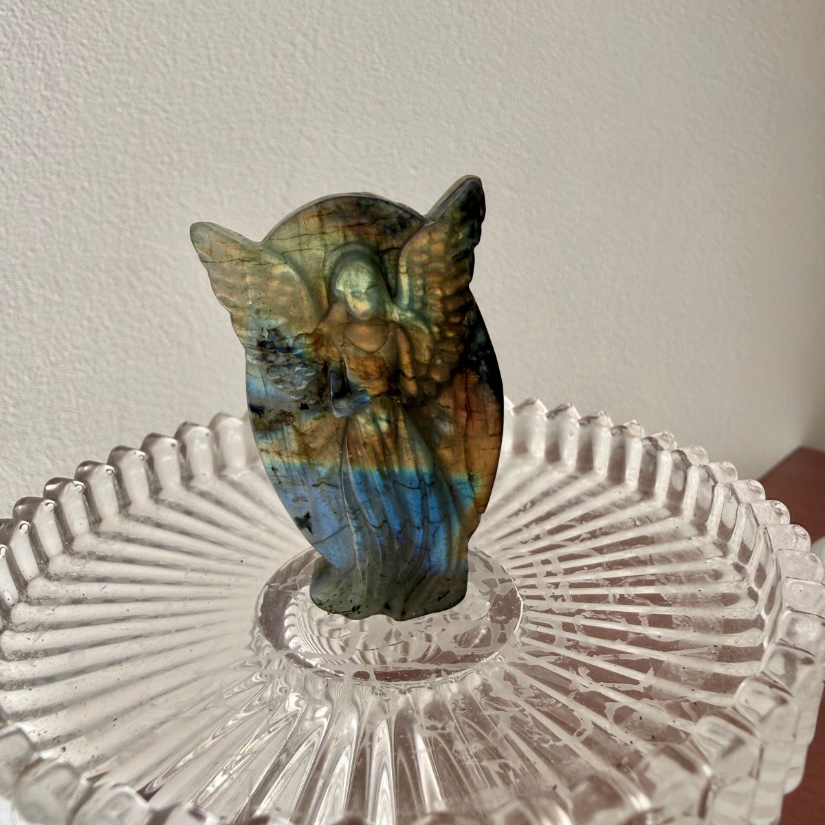 Ange sculpté en Labradorite de Madagascar – Qualité Extra – Reflets Intenses