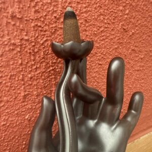 Transformez votre intérieur en un espace de détente avec cette fontaine d’encens à refoulement représentant un éléphant, symbole de sagesse et de protection. Grâce au principe du Backflow incense, la fumée descend en cascade, créant un effet visuel apaisant et hypnotique d'une brume délicate en mouvement. boutique ésotérique La Porte des Secrets