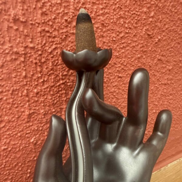 Transformez votre intérieur en un espace de détente avec cette fontaine d’encens à refoulement représentant un éléphant, symbole de sagesse et de protection. Grâce au principe du Backflow incense, la fumée descend en cascade, créant un effet visuel apaisant et hypnotique d'une brume délicate en mouvement. boutique ésotérique La Porte des Secrets