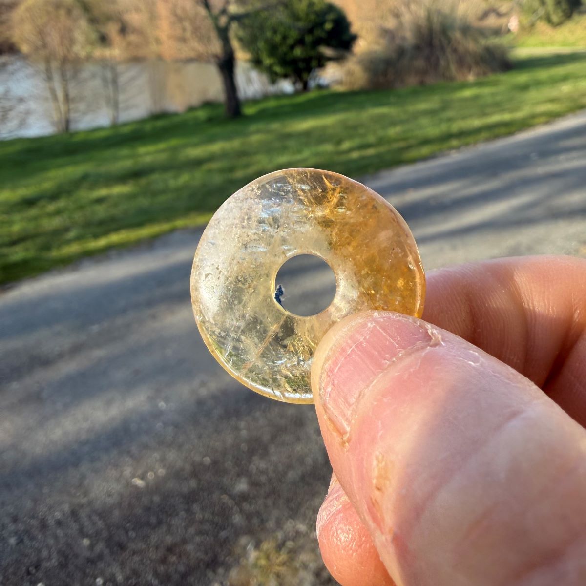 Donut en Citrine naturelle 3 cm de Madagascar – Pierre de Joie et d’Abondance