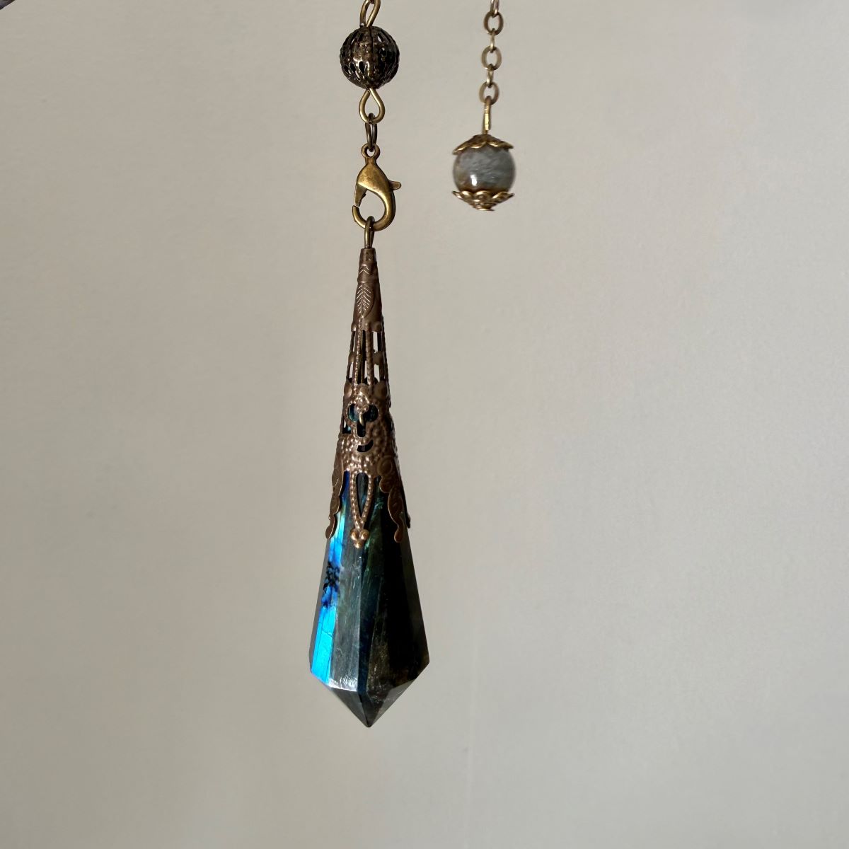 Pendule en Labradorite Extra – Forme Polyédrique Géométrique – Monture dentelle Cuivre
