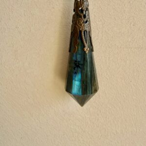 Pendule en Labradorite Extra – Forme Polyédrique Géométrique – Monture Cuivre. Boutique ésotérique La Porte des Secrets
