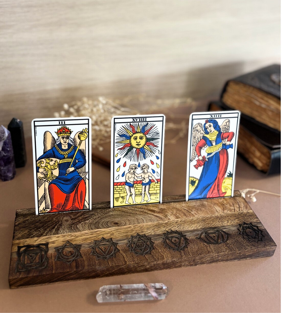 Porte-carte en bois gravé 7 chakras pour tirage tarot et oracle – Support carte divinatoire