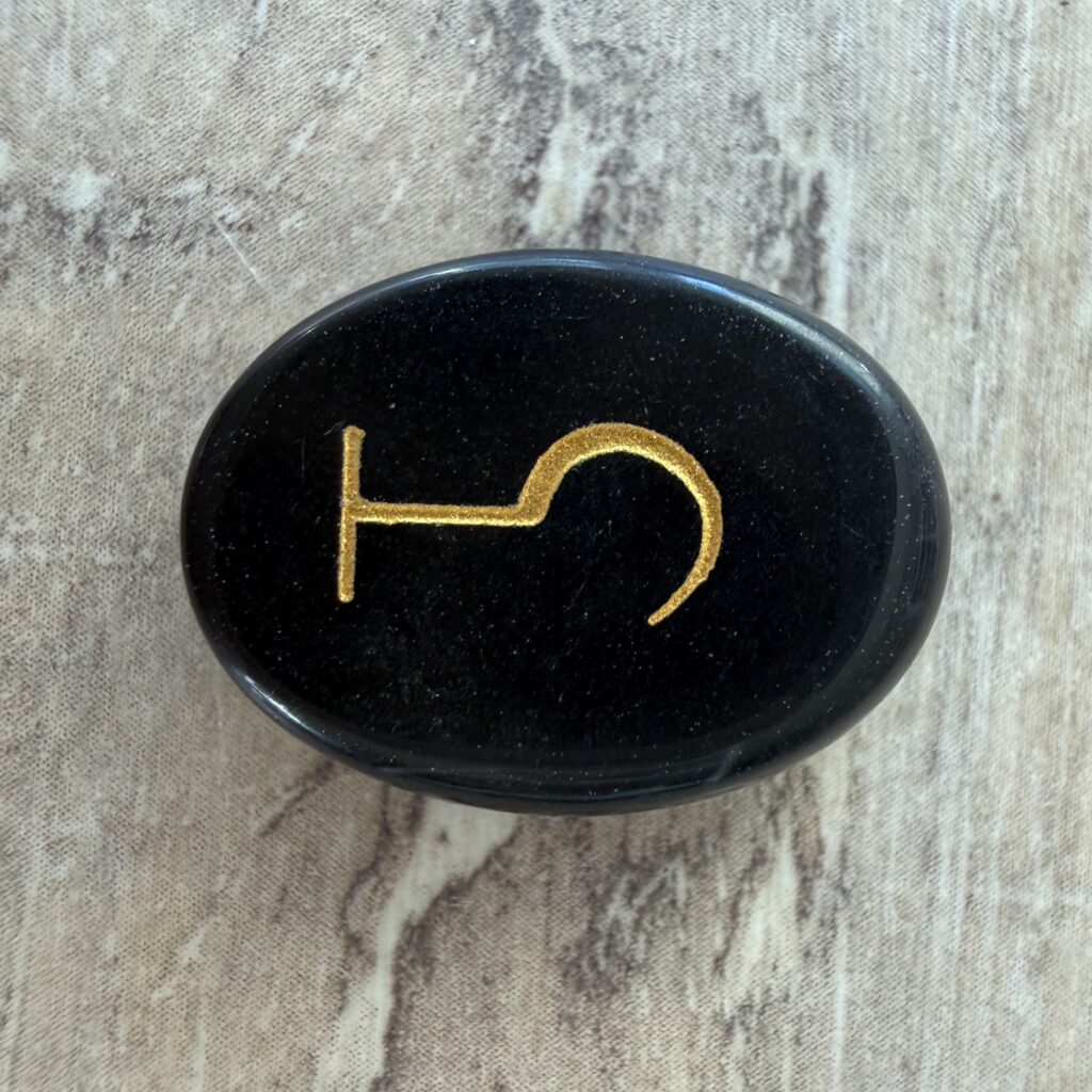 Rune sorcière en Onyx - Faux, Changement, décision, retrait de l'inutile. Boutique La Porte des Secrets