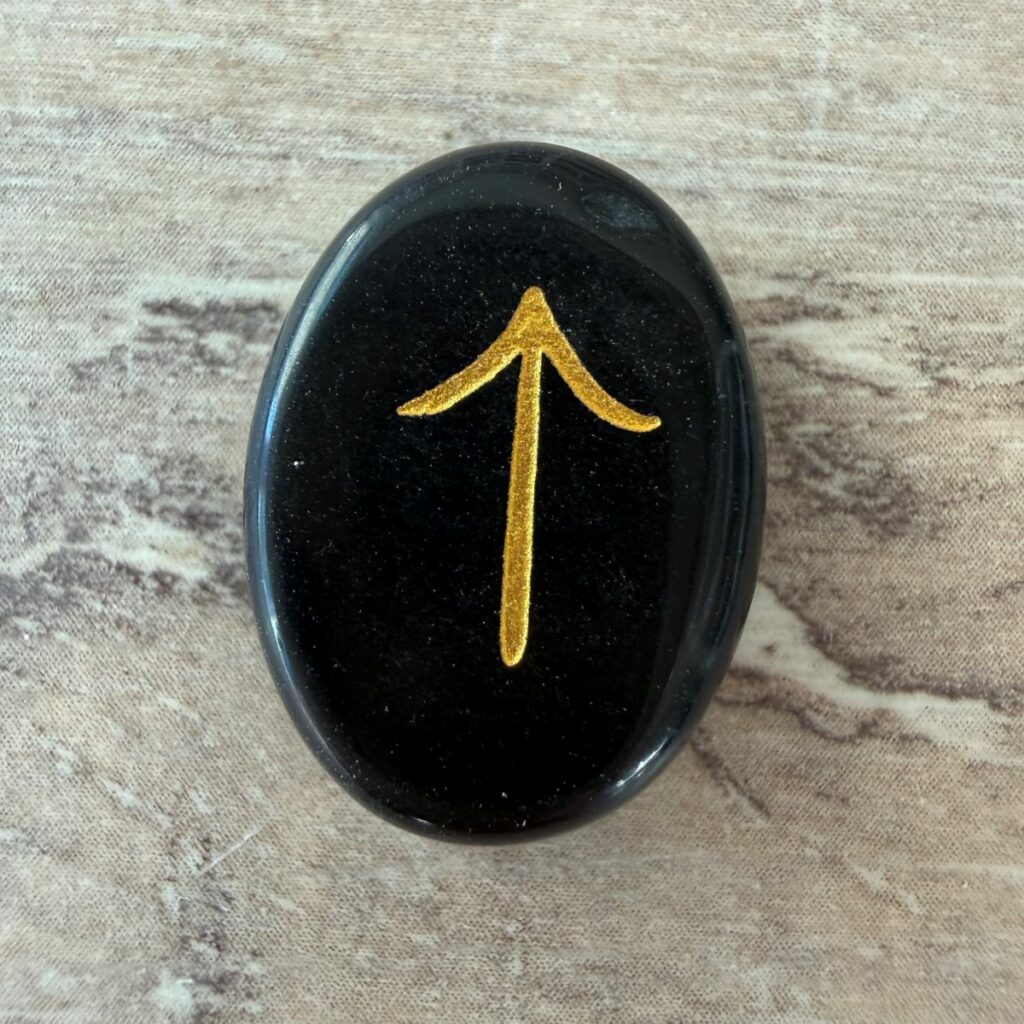 Rune sorcière l'Homme - Courage, Persévérance, Action. Rune en pierre d'obsidienne noire. Boutique La Porte des Secrets
