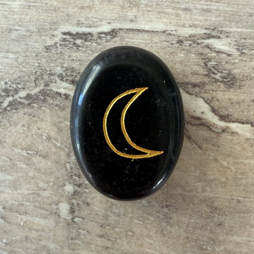 Rune sorcière la Lune- Emotions, Mystères, Transition. Rune en pierre d'obsidienne noire. Boutique La Porte des Secrets