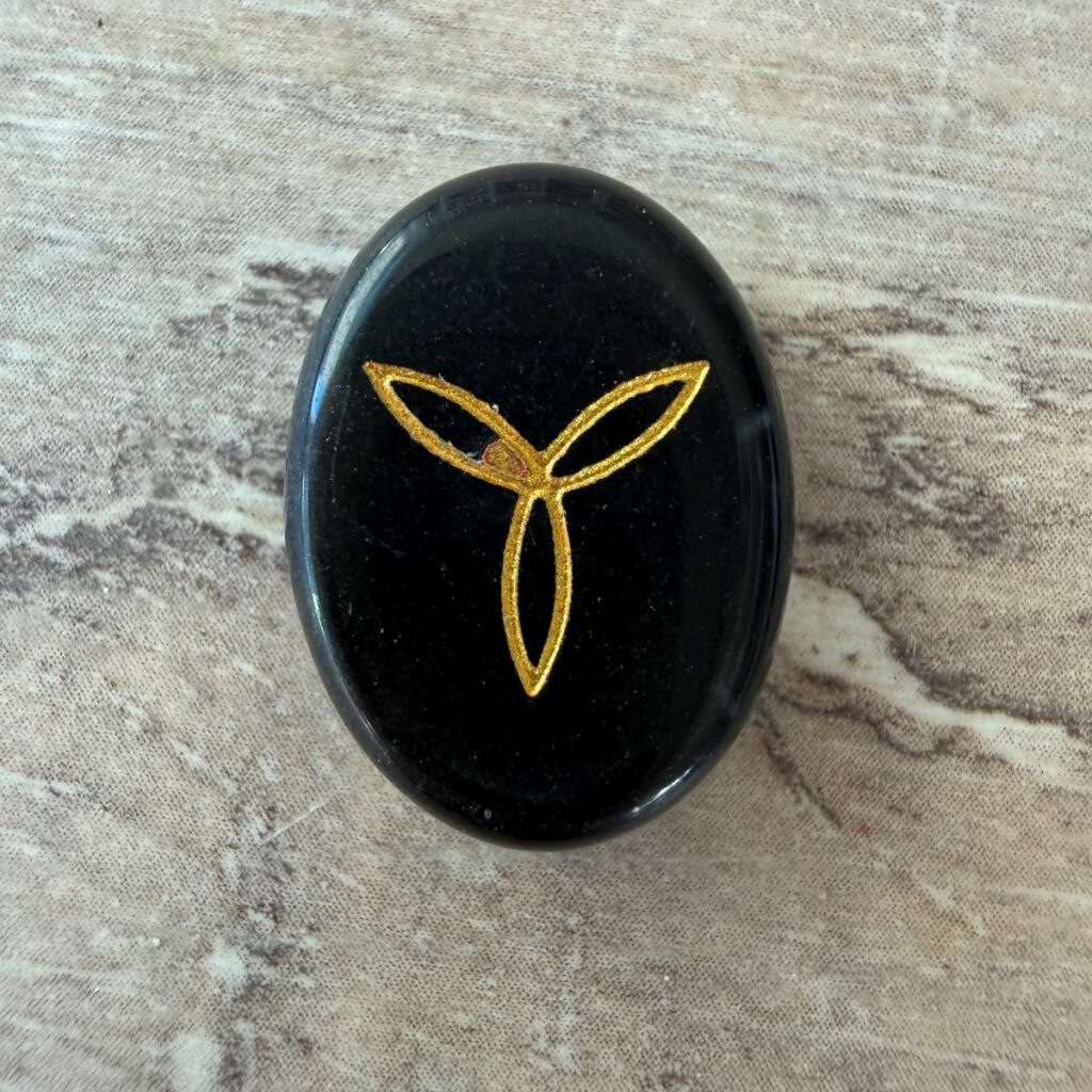 Rune sorcière en obsidienne noire - Romance - Connexion, Amour, Magnétisme. Boutique La Porte des Secrets