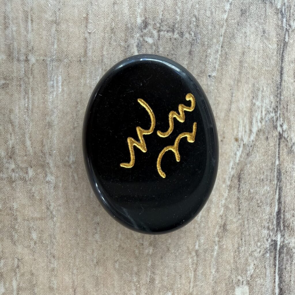 Rune en obsidienne noire - Vol (Oiseau) - Mouvement, Libération, Communication. Boutique La Porte des Secrets