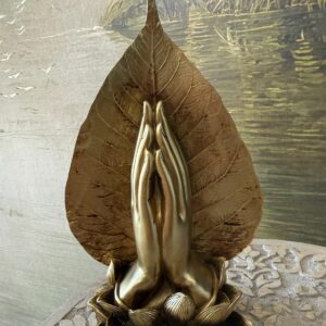 Staue mains jointes en prière de Bouddha, dans une feuille de Bodhi, fleur de lotus - couleur or Boutique ésotérique La Porte des Secrets