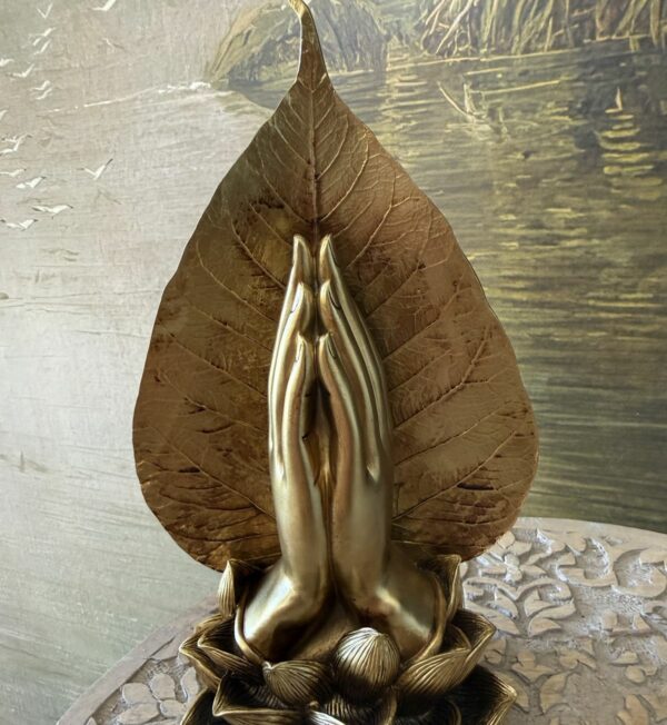 Staue mains jointes en prière de Bouddha, dans une feuille de Bodhi, fleur de lotus - couleur or Boutique ésotérique La Porte des Secrets