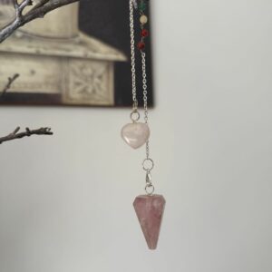 Pendule cône et coeur en Quartz Rose – Chaine argentée Boutique La Porte des Secrets