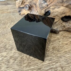 Cube d'Obsidienne noire du Mexique - grande taille 4 cm. Boutique de lithothérapie La Porte des Secrets