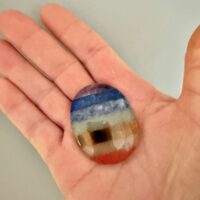 Galet Pierre de Pouce 7 Chakras – Harmonisation Énergétique. Harmonisation des chakras et équilibre énrgétique; Pierre de pouce pour les soins énergétiques de ré-harmonisation des septs chakras. Boutique La Porte des Secrets