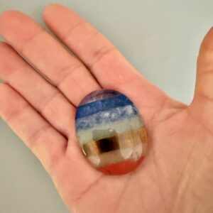 Galet Pierre de Pouce 7 Chakras – Harmonisation Énergétique. Harmonisation des chakras et équilibre énrgétique; Pierre de pouce pour les soins énergétiques de ré-harmonisation des septs chakras. Boutique La Porte des Secrets