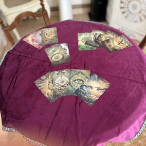 Nappe de Divination en Velours couleur violine-pourpre – Tapis pour Tirage de Cartes, Oracle, pendule, autel... et Arts Divinatoires. Boutique La Porte des Secrets