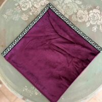 Nappe de Divination en Velours couleur violine – Tapis pour Tirage de Cartes, Oracle, pendule, autel... et Arts Divinatoires. Boutique La Porte des Secrets
