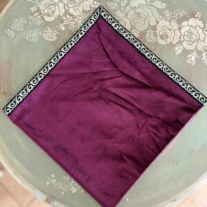 Nappe de Divination en Velours couleur violine – Tapis pour Tirage de Cartes, Oracle, pendule, autel... et Arts Divinatoires. Boutique La Porte des Secrets