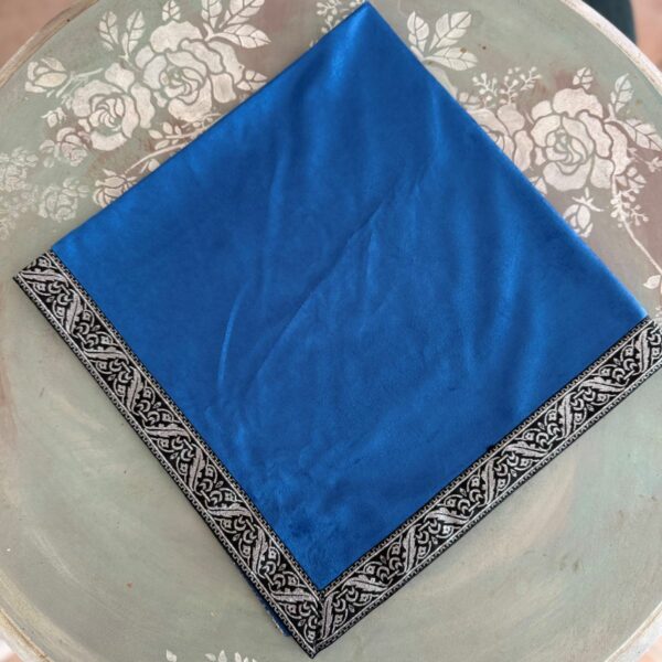 Nappe de Divination en Velours Bleu et galon argent 64 cm – Tapis pour Tirage de Cartes, Oracle, pendule, autel... et Arts Divinatoires. Dimensions : 64 cm x 64 cm, avec une grande pochette assortie dimensions : 16 cm x12 cm - Boutique ésotérique La Porte des Secrets