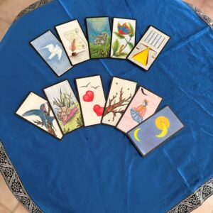 Nappe de Divination en Velours Bleu et galon argent 64 cm – Tapis pour Tirage de Cartes, Oracle, pendule, autel... et Arts Divinatoires. Dimensions : 64 cm x 64 cm, avec une grande pochette assortie dimensions : 16 cm x12 cm - Boutique ésotérique La Porte des Secrets