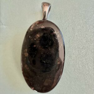 Pendentif en Nuumite du Groenland – Pierre naturelle exceptionnelle est très rare - Forme ovale taille : 3.2 cm - Boutique La Porte des Secrets