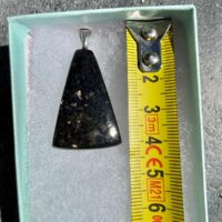 Pendentif en Nuumite du Groenland – Pierre naturelle exceptionnelle est très rare - Forme triangle taille : 4 cm - Boutique La Porte des Secrets