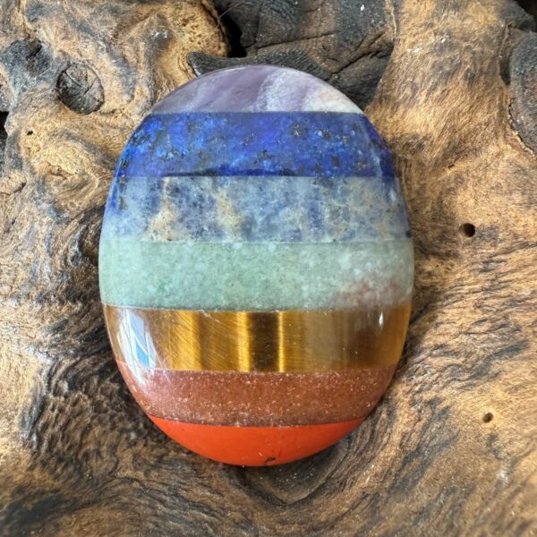 Galet Pierre de Pouce 7 Chakras – Harmonisation Énergétique. Harmonisation des chakras et équilibre énrgétique; Pierre de pouce pour les soins énergétiques de ré-harmonisation des septs chakras. Boutique La Porte des Secrets