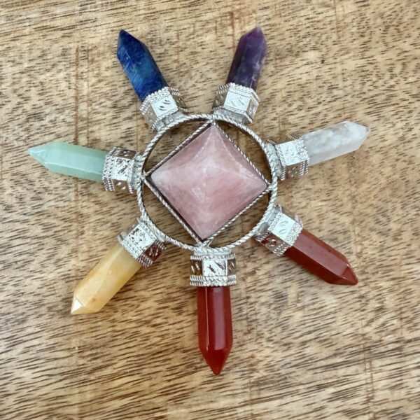 Générateur d’Énergie Quartz Rose 7 Chakras, est un objet d'activation des énergies dans un lieu, un espace de travail ou autre - Harmonisation Énergétique et spirituelle. Fabrication artisanale en pierres naturelles. Ses dimentions : 9-10 cm environ, son Poidsz : environ 50 grammes