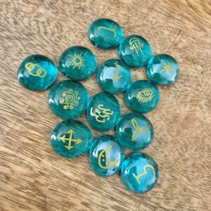 Runes Sorcière (Wicca) en verre couleur bleu azur - 13 palets divinatoires. Boutique ésotérique La Porte des Secrets