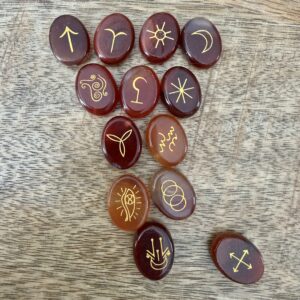 Runes Sorcière Wicca en cornaline naturelle - 13 palets gravés or - boutique La Porte des Secrets